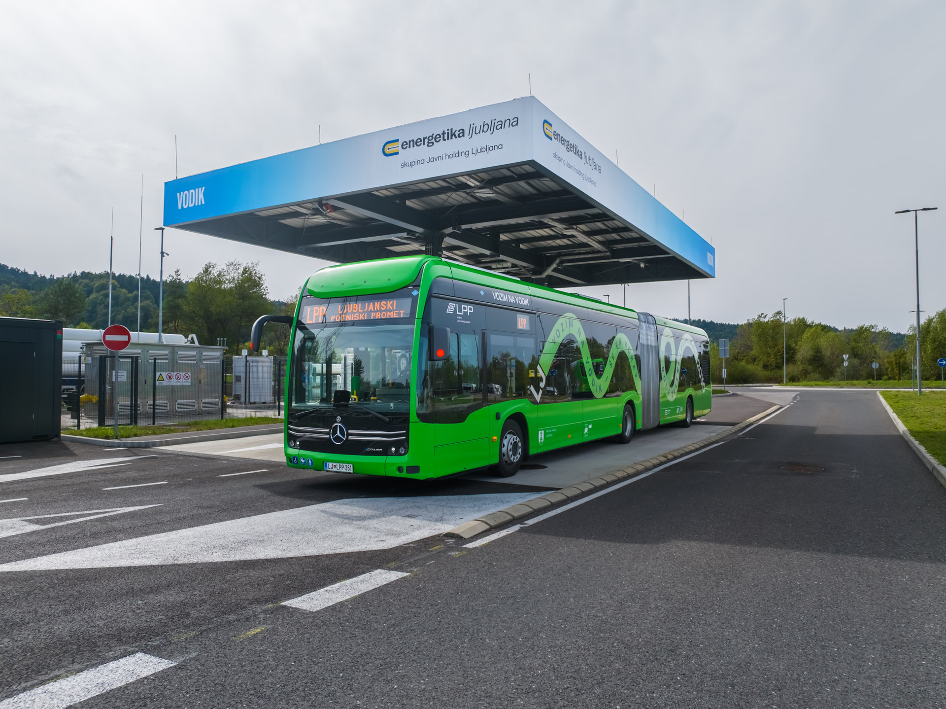 Ljubljana setzt auf Batterie und Wasserstoff: 35 Mercedes-Benz eCitaro für CO2-freien Nahverkehr im Einsatz