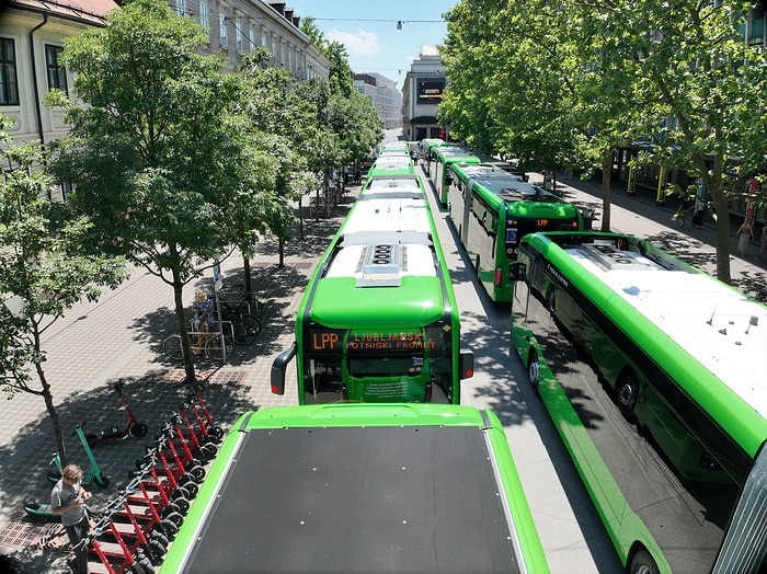 Ljubljana setzt auf Batterie und Wasserstoff: 35 Mercedes-Benz eCitaro für CO2-freien Nahverkehr im Einsatz