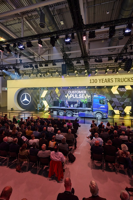 Daimler Truck Survey: Many Fleet Decision-Makers Consider E-Trucks More Economical than Diesel Trucks
