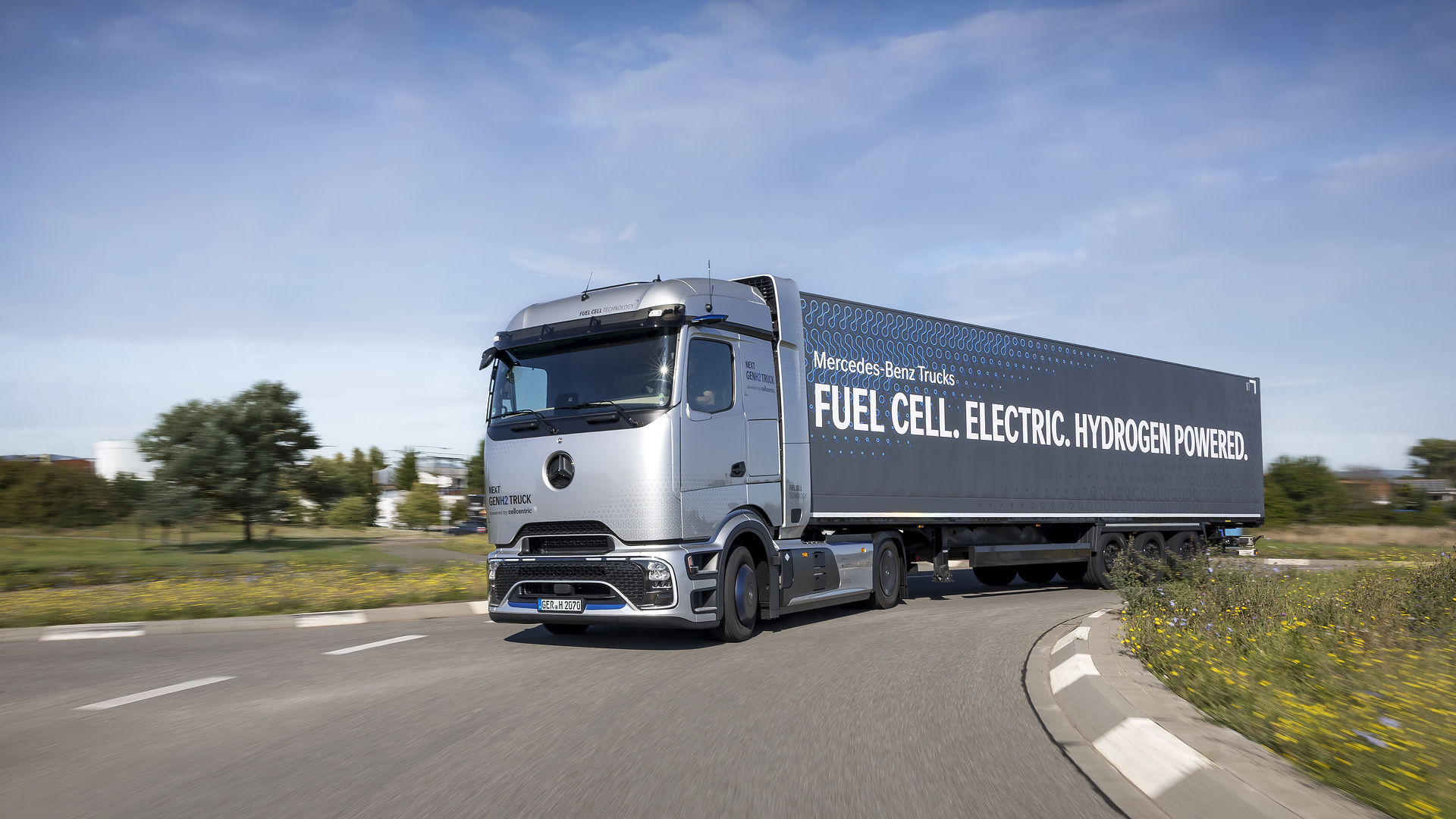 Daimler Truck Survey: Many Fleet Decision-Makers Consider E-Trucks More Economical than Diesel Trucks