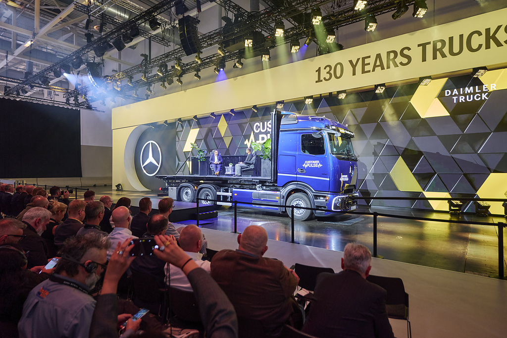 Daimler Truck Survey: Many Fleet Decision-Makers Consider E-Trucks More Economical than Diesel Trucks