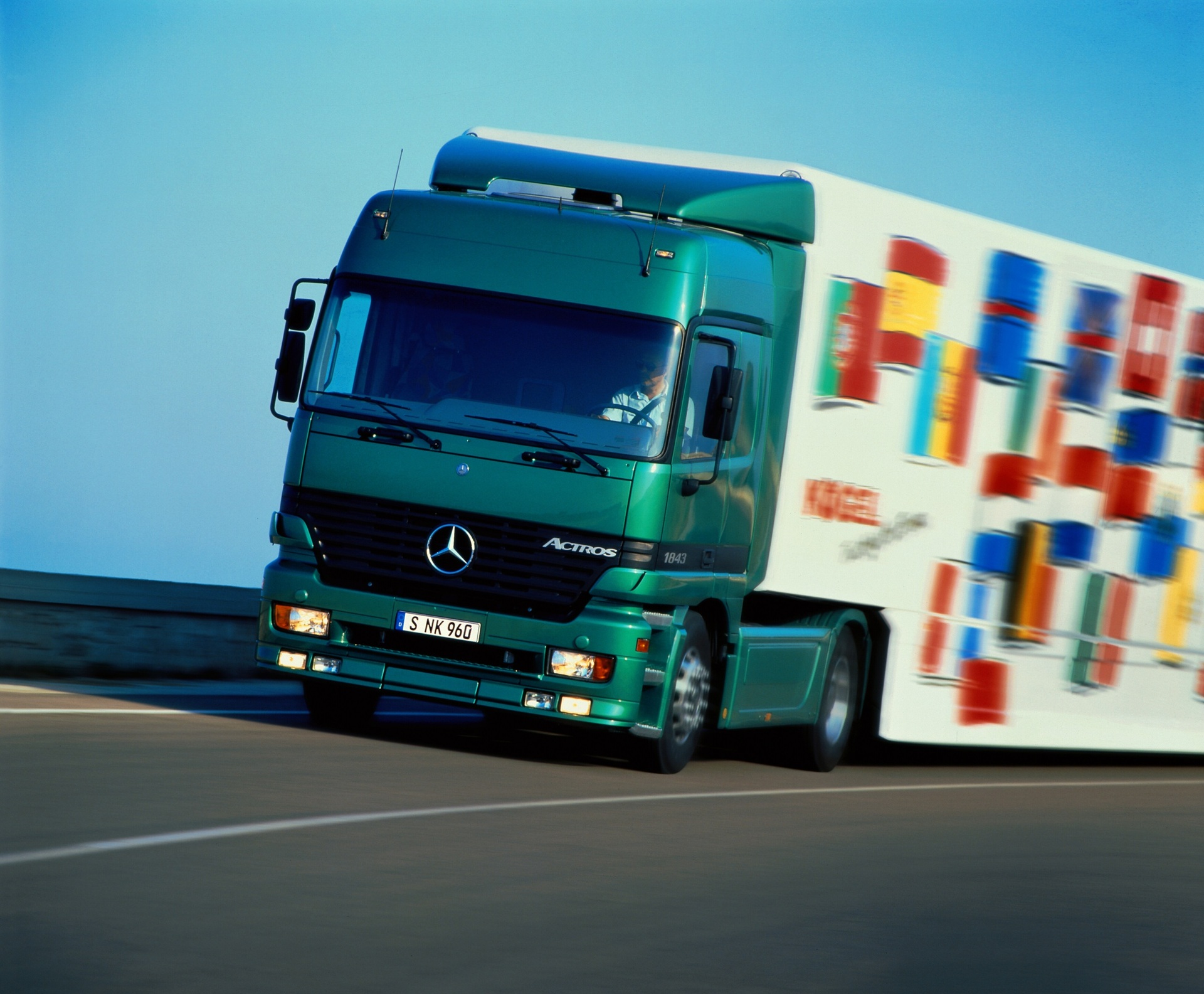 Actros 1843 mit Auflieger, Fahraufnahme schräg von vorne, grün. 2021 Jahr der Jubiläen bei Daimler Trucks and Buses