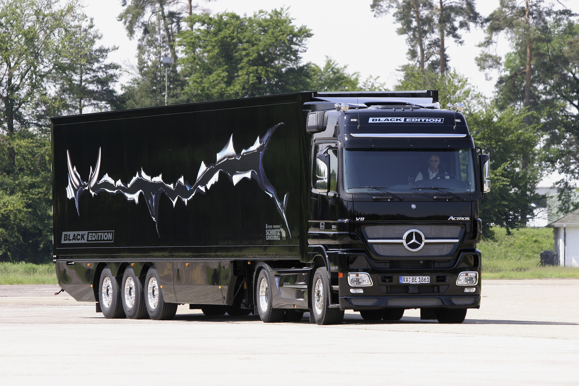 Mercedes-Benz Actros 1861 LS Black Edition