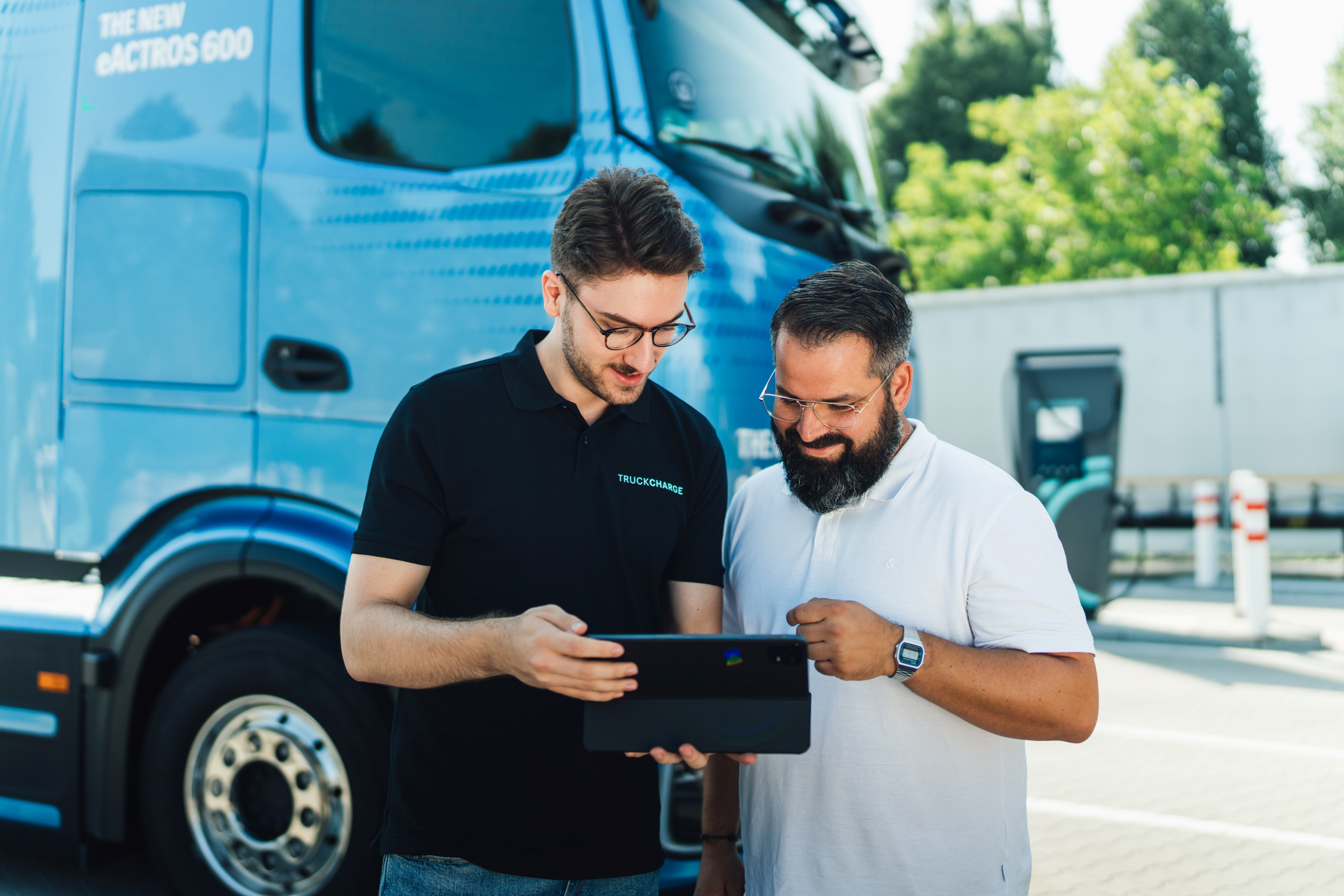 Zwei Personen überprüfen digitale e-Services via einem Tablet