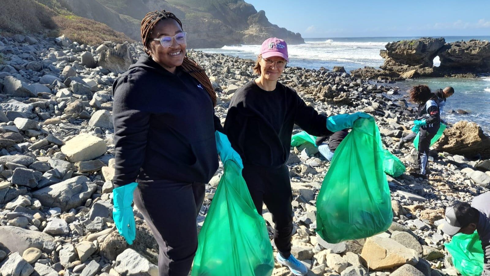 Volunteers beim Müllsammeln am Strand