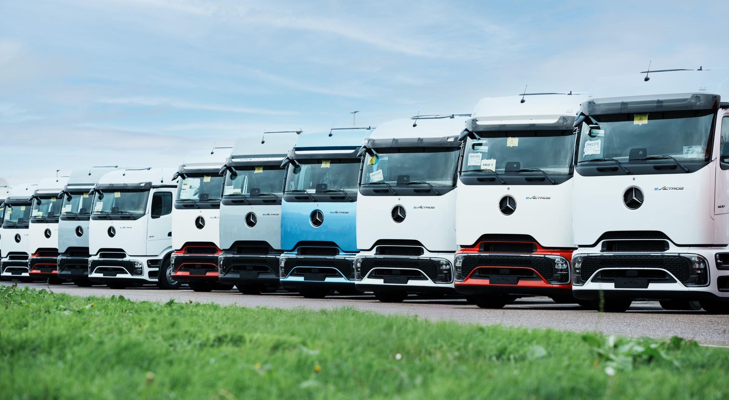 Mercedes-Benz Trucks hands over first series-produced eActros 600 to customers
