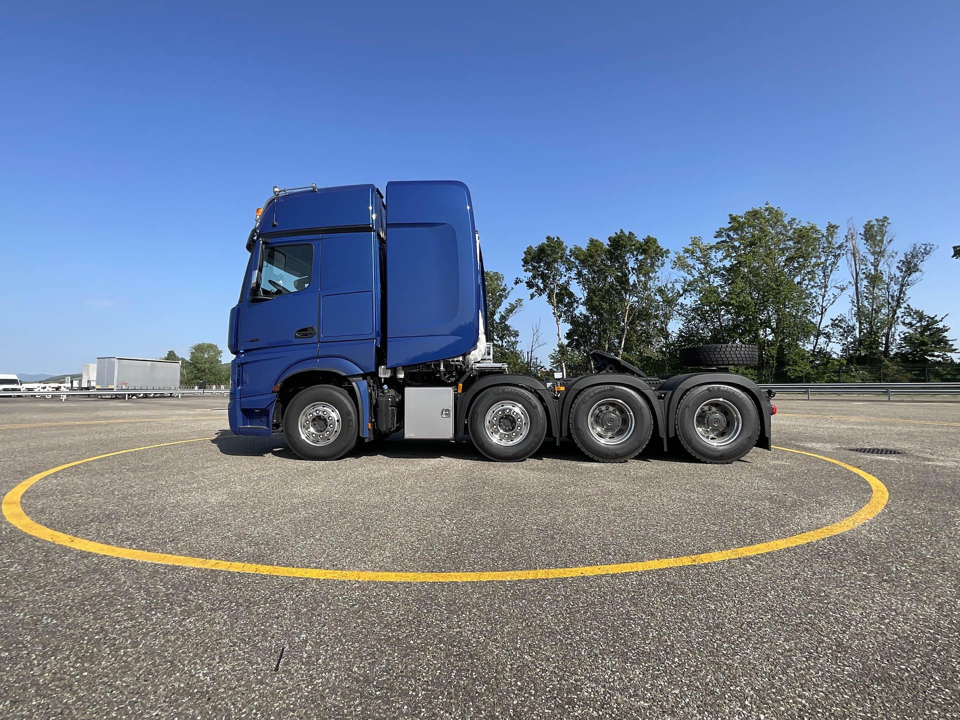 Das Besondere ist hier Routine: Mercedes-Benz Lkw-Manufaktur liefert 300.000stes spezialgefertigtes Fahrzeug aus