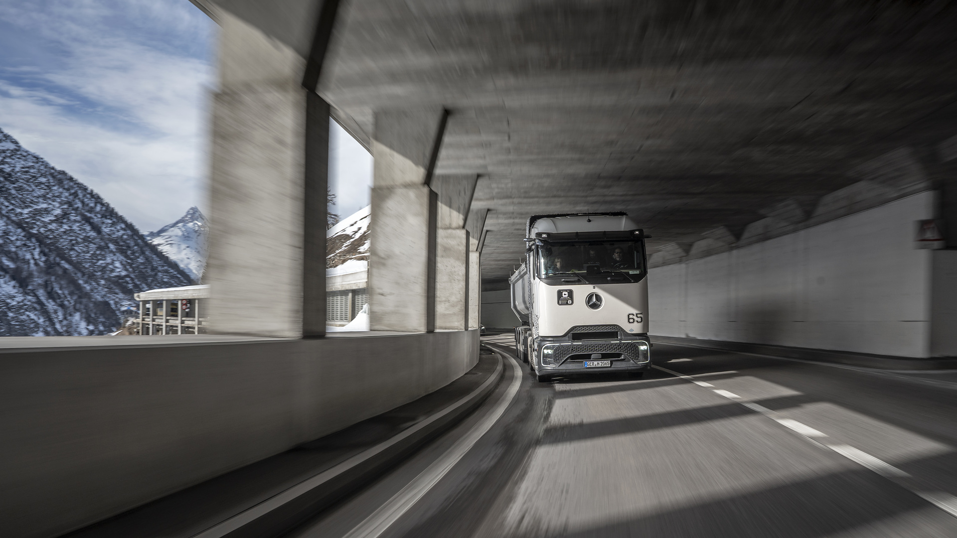 Nächste Generation Brennstoffzellen-Lkw:  Daimler Truck testet erste Prototypen in den Schweizer Alpen