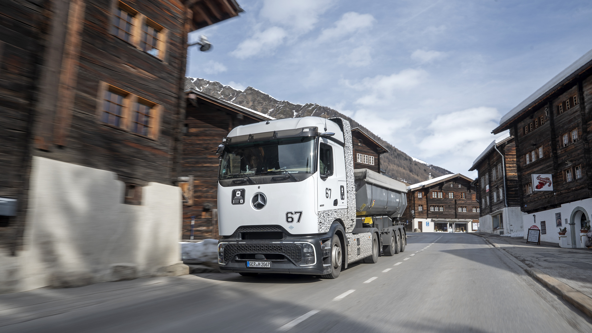 Nächste Generation Brennstoffzellen-Lkw:  Daimler Truck testet erste Prototypen in den Schweizer Alpen