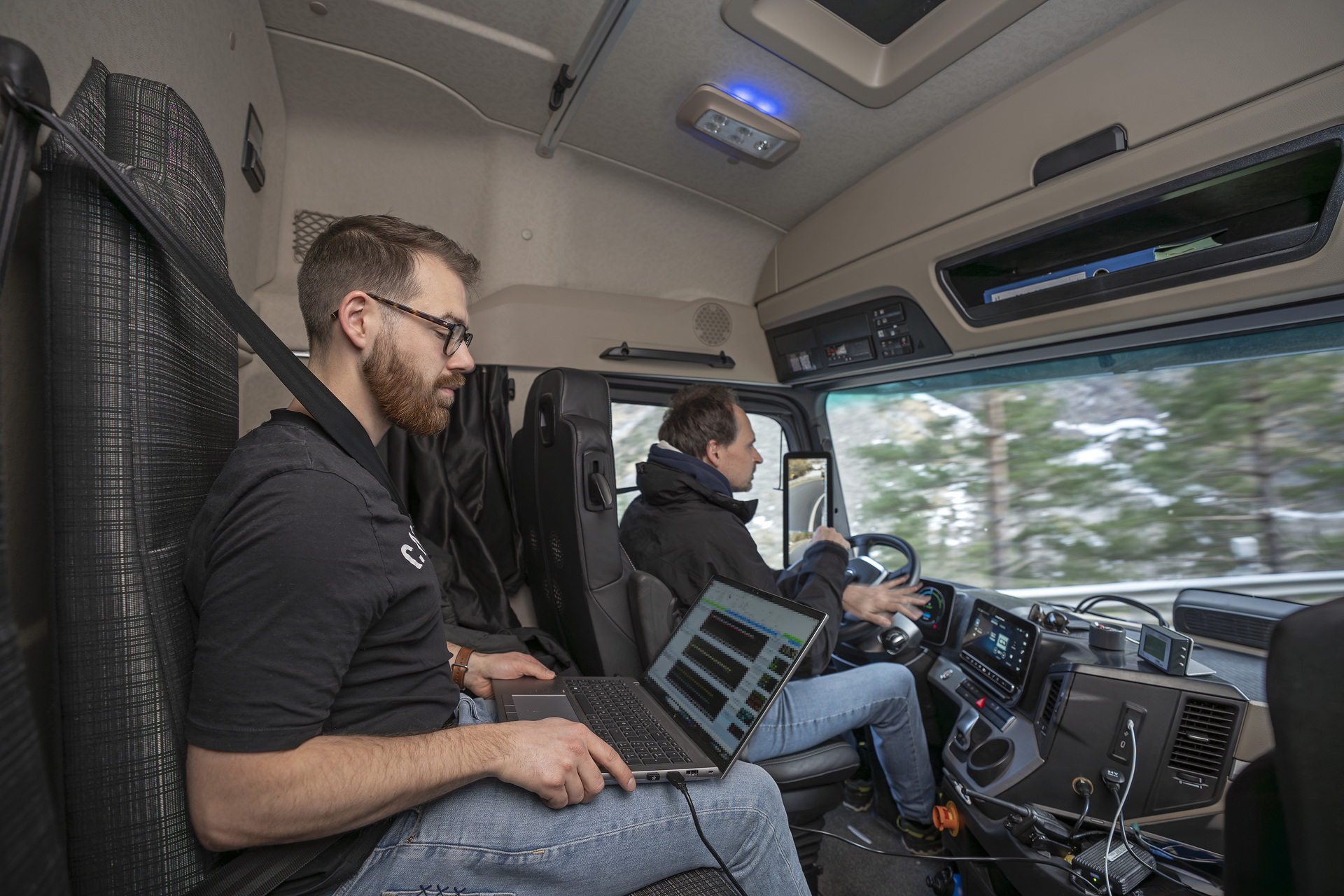Nächste Generation Brennstoffzellen-Lkw:  Daimler Truck testet erste Prototypen in den Schweizer Alpen