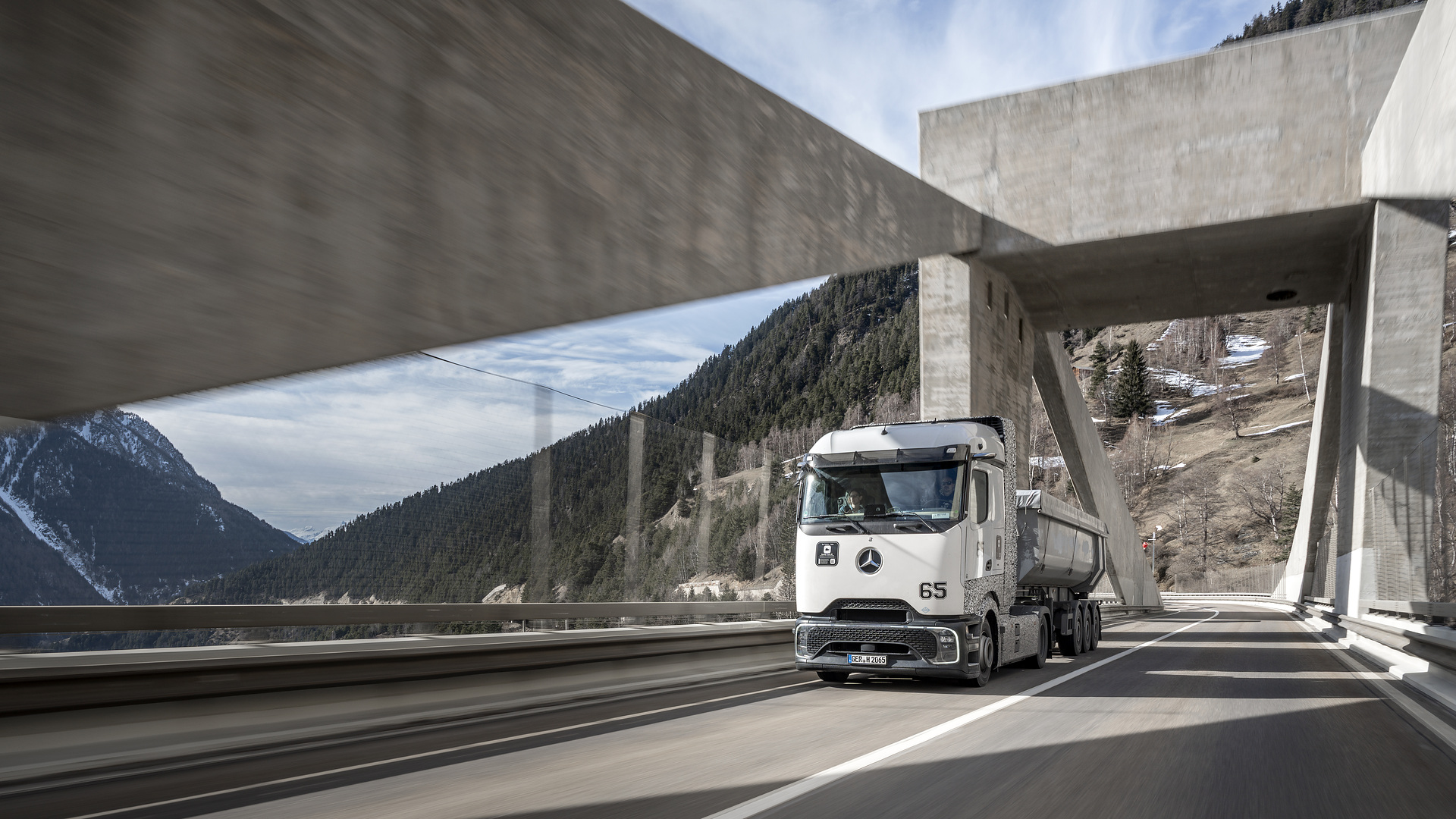 Nächste Generation Brennstoffzellen-Lkw:  Daimler Truck testet erste Prototypen in den Schweizer Alpen
