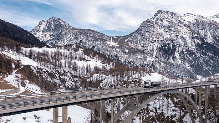 Nächste Generation Brennstoffzellen-Lkw:  Daimler Truck testet erste Prototypen in den Schweizer Alpen