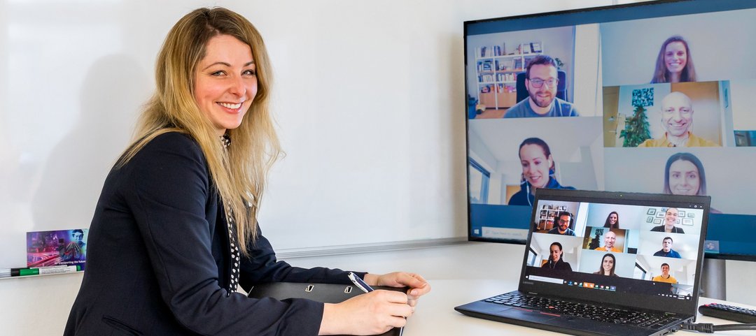 Jacqueline Hitzler works on strategies for autonomous driving and digital business models in a video conference with several participants on a laptop and screen.