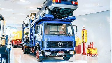 A giant aloft: The car transporter at the Mercedes-Benz Museum